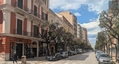 Bari, un giro su corso Cavour: nostalgica via dello shopping rimasta uguale a se stessa